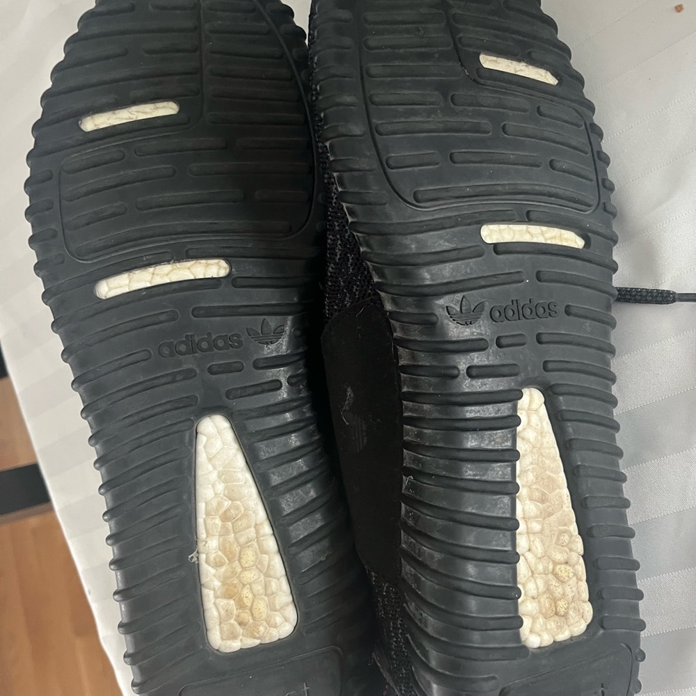 YEEZY BOOST 350 'PIRATE BLACK' 2023 - Men’s 11 - Picture 3 of 8